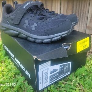 NIB Boy's Under Armour BPS Assert 9 AC Youth size 2 shoes